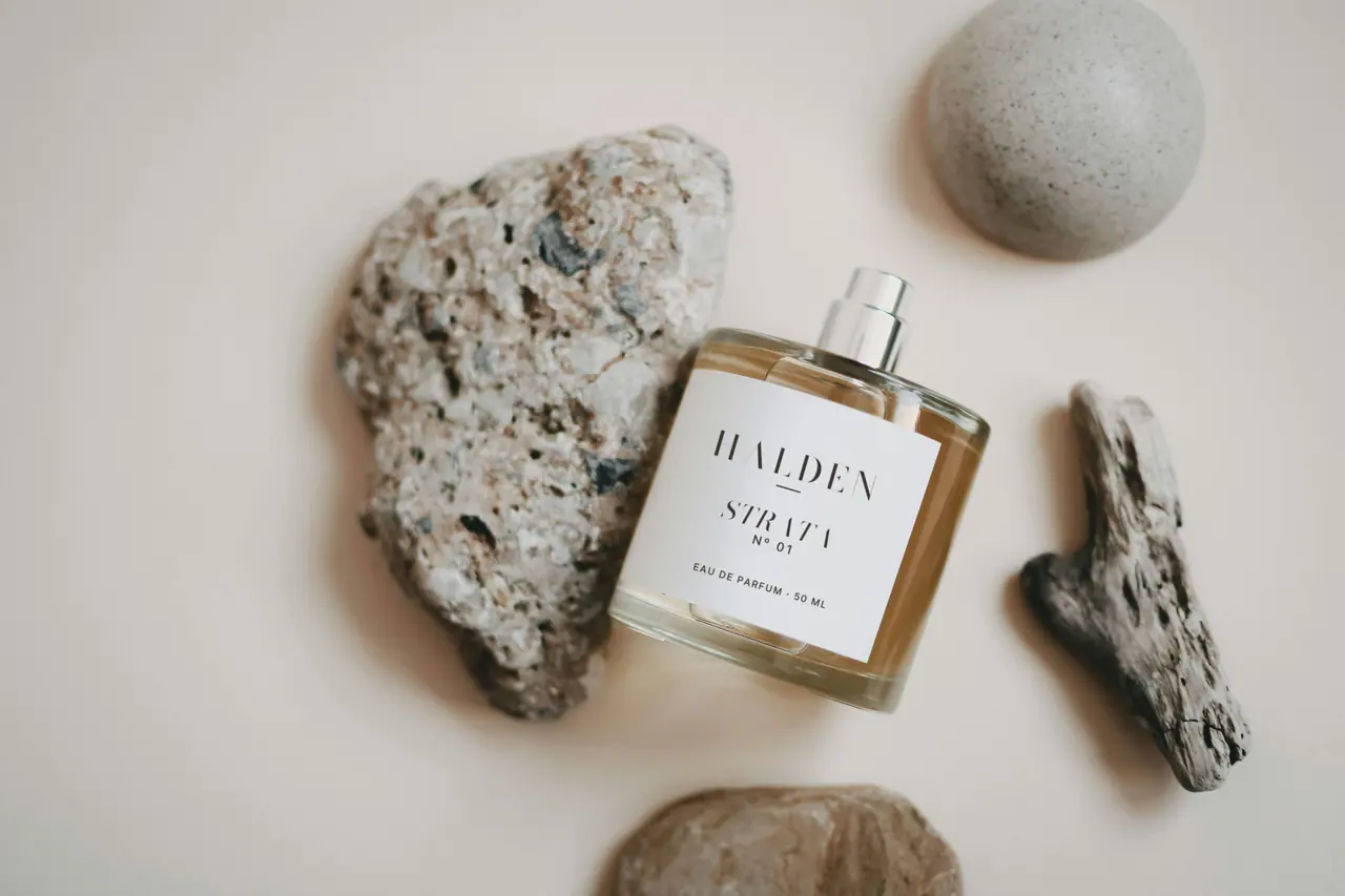 Strata Nº 01 bottle resting among sculptural stones